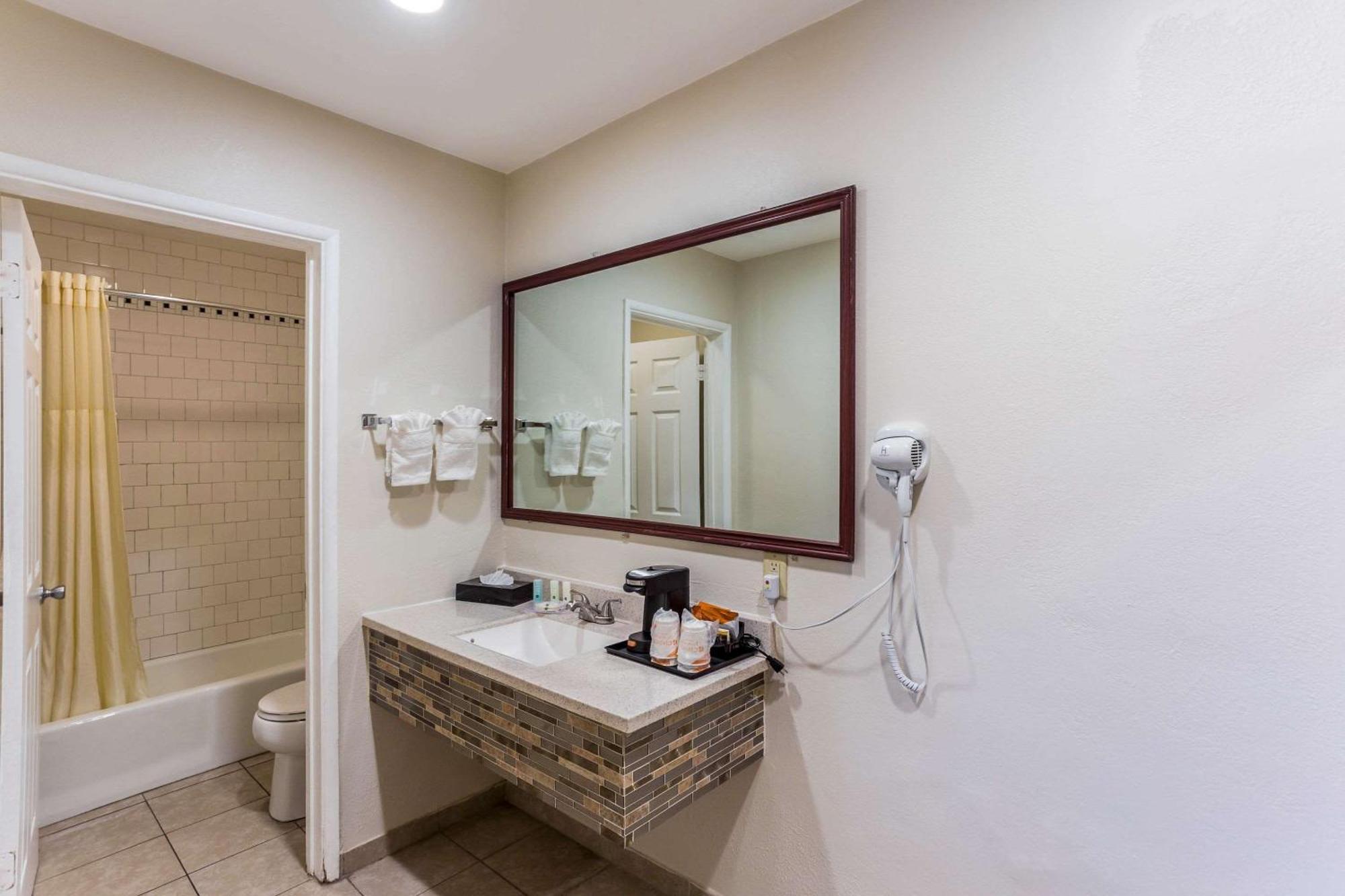 Quality Downtown Inn 3*